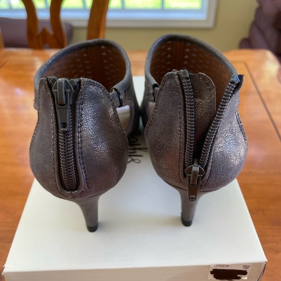 NWBox STYLE & CO Womens Haddiee Perforated Ankle Shooties (Flint, 8M) Never worn - Picture 4 of 12